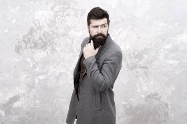 Sonbahar ceketi giyen adam. Ceket insanı daha zarif gösteriyor. İş başarısı. Bu sezon rahat. Zarafet modada kalır. Sıradan kıyafetlerle manken olmak. Erkek doğal güzelliği