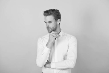 Beyaz gömlekli kendine güvensiz adam saçını taradı, erkek kuaför.