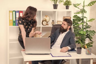 İdari beceriler. Şirket stratejisi. Hukuk danışmanı. Ofis sekreteri. İş çifti çalışıyor. Ofisteki çift. Erkek ve kadın patron müdür. Ofis toplantısı. Yaratıcılık artırılıyor