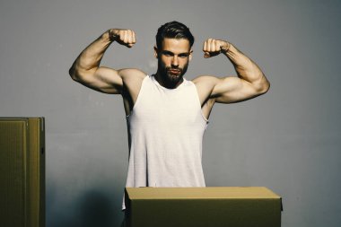 Havalı yüzlü maço kaslarını gösteriyor.