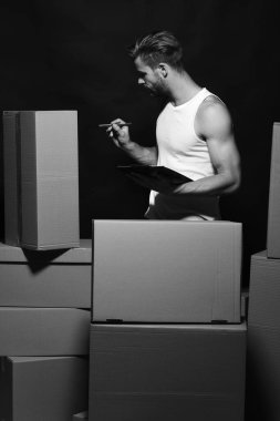 Cinsellik ve inşa konsepti. Kaslı elleri olan adam.