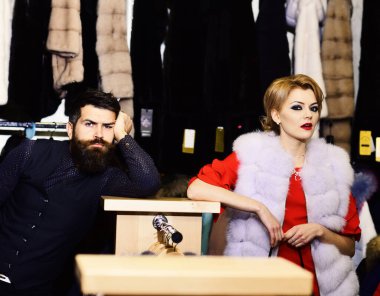 Beyaz kürklü, maço paltolu bir kadın..