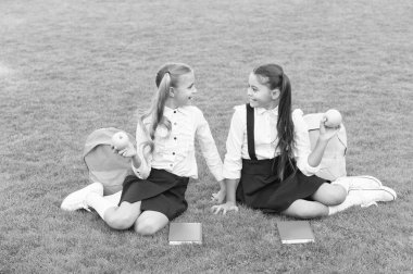 Okul arkadaşlarının okul bahçesindeki derslerden sonra dinlenmesi, okul tatili konsepti