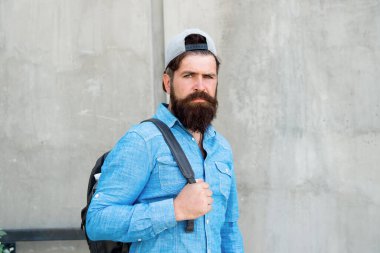 Kendiliğinden seyahat etmek harikadır. Yavaş seyahatin birçok faydası vardır. Gezgin turnede. Bütçe seyahati ipuçları. Adam şehri keşfediyor. Turist gezgin gezgin. Bütçeye göre tatil planı