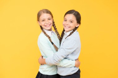 Dostça bir ilişki. Arkadaşlık hedefleri. Sevimli liseli kızlar sınıf arkadaşları. Neşeli ruh hali konsepti. Sevgili dostum. Okulun ilk günü. Kardeşlik ve dostluk. Okul arkadaşlığı. Destek ve dostluk