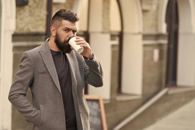 Paket kahve. Şehirde yürüyen tek kullanımlık kağıt bardaklı bir hippi. Sakallı adam sabah kahvesini içiyor. Hipster tarzı iş adamı elinde kahve tutuyor. Sabah ilk iş fincanını içiyor.