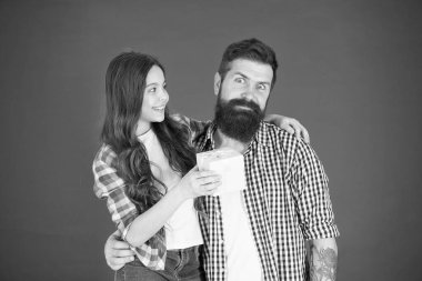 Aç hadi. Aileyle güzel bir gün. Babalar günü. Çocuklar Günü 'nde. Aile bağları. Babasıyla mutlu küçük bir kız. Baba ve kızı hediye kutusundalar. Küçük çocuk babasını seviyor. Açıl. Aç ve içine bak.