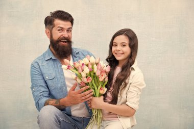 8 Mart. Kızım için laleler. Erkek lale buketi. Babam laleleri veriyor. Çiçekli babam. Doğum günü kutlaması. Uluslararası Kadınlar Günü. Çiçekçi. Aile geleneği. Dişiliğe değer veren