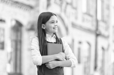 Açık ders. Küçük çocuk dışarıda ders kitabı tutuyor. Okula dönelim. Özel ders. Klas ve öğretici. Bilgi toplama günü. 1 Eylül. Resmi eğitim. Okul kütüphanesi. Öğrenme asla bitmez, boşluğu kopyala