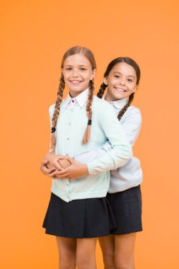 Sevgili dostum. Okulun ilk günü. Kardeşlik ve dostluk. Okul arkadaşlığı. Destek ve dostluk. Dostça bir ilişki. Arkadaşlık hedefleri. Sevimli liseli kızlar sınıf arkadaşları. Neşeli ruh hali konsepti