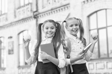 Öğrenci kızlar sırt çantalı sınıf arkadaşları okul yemeği, sağlıklı yaşam konsepti.