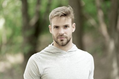 Tamamen hazırım. Spor müsabakası. Kendinden emin ve fiziksel olarak güçlü. Açık hava sporcusu. Yakışıklı bir park geçmişi var. Spor eğitimi ve antrenman. Kendinle gurur duy. Spor hedefi ve başarısı