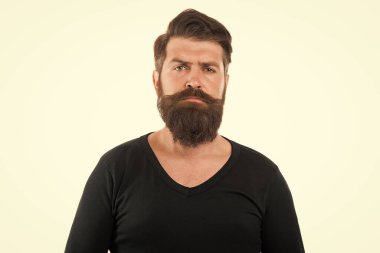 Sakallı hippi bıyıklı adam. Bahşişler sakallı. Erkek portresi. Sakal bırakmayı beklerken dağınık görüneceksin. Sakala dokunulmaması için sabırlı ol. Hipster görünümü. Sakal modası.