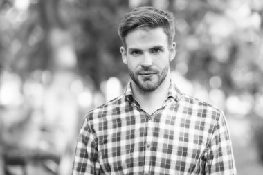 Tüylü yakışıklı adam, kareli gömlek giyiyor, erkek modasında.