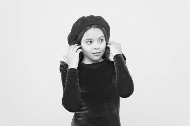 Mutlu çocuk eski Fransız beresi takıyor ve moda çekimi için poz veriyor, güzellik