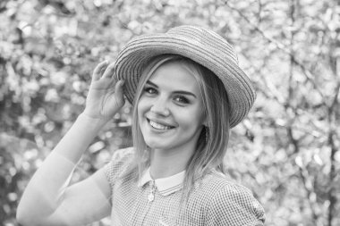 Doğal davranın. Doğal ortamda mutlu bir kadın. Kırsal kesimde güzel bir kadın. Güzel görünümlü şehvetli bir kadın. Seksi kadın yaz tatilinin tadını çıkarıyor. Moda ve tarz. Seyahat ve seyahat tutkusu