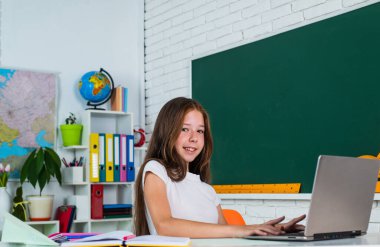 webinar. Liseli kızın video dersi var. Bilgisayarlı çocuk. Üniversite öğrencisi ev ödevi yapıyor..