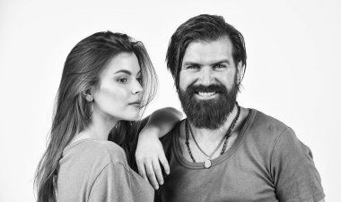 Biz biriz. Olgun vahşi hippi güzel bir kadını kucaklıyor. Yakışıklı sakallı adamla seksi bir kız. Saç güzellik stili. Romantik ilişkiler ve arkadaşlık. Kuaför salonunda. Aşık moda çifti.