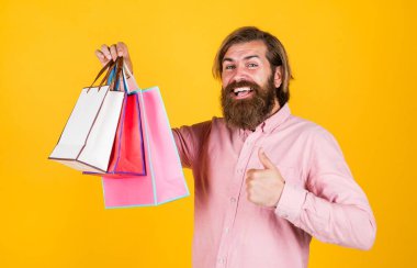 Hayatımın en güzel günü. Sakallı olgun hippi hediye paketi. Yetenekli vahşi beyaz bir hippi. Erkek alışverişe gider. Başarılı bir alışveriş koliği. Sakallı adam tatile hazır. satış ve indirim