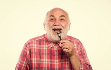 Açık ve sosyal. Kes ve saç fırçala. Tıraş bıçağı alet çantası. Tıraşsız yaşlı adamın bıyığı ve sakalı var. Berber dükkanı konsepti. Traş aksesuarları. Beyaz sakallı, olgun bir adam.