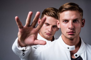 Beyaz giysili ikiz kardeşler birbirine benzer.