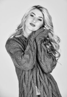 Samimi kıyafet. Kıyafet dükkanı. Uzun kıvırcık saçlı, yumuşak yün kaşmir hırkalı bir kız. Kadın örgü hırka giyiyor. Yumuşak ve rahat. Rahat etmeniz için büyük boy hırka. Modaya uygun hırka.