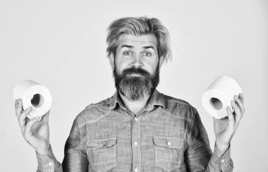 Hijyen ve hijyenik. Adam umumi tuvalette. İshal konsepti. Süpermarkette tuvalet kağıdı tutan adam. Tuvalet kağıdı rulosu. Koronavirüs krizi nedeniyle tuvalet kağıdı alışverişi