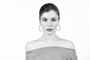 Seçimine güveniyor. Sıradan moda tarzı. Moda makyajlı esmer kadın. Çıplak omuzlu seksi kız. Kadının güzel bir yüzü var. Kadın cilt bakımı. Moda makyaj ve kozmetik ürünleri. Güzellik bak