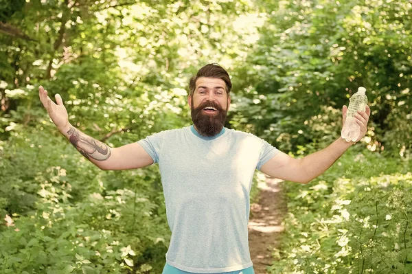 Ge mycket vatten. sport och fitness kläder. Självsäker stilig brutal man. brutal kaukasisk hipster med mustasch. Skäggig man dricker vatten. Redo för camping. man glad turist känner törst — Stockfoto