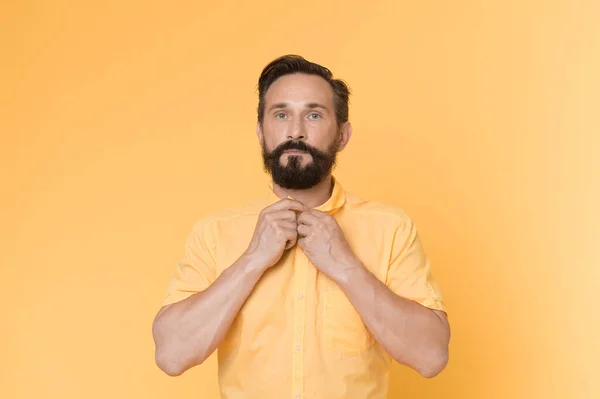 Concepto elegante. Elegante hombre con camisa amarilla botón barba. Elegante y barbudo. Casualmente elegante —  Fotos de Stock