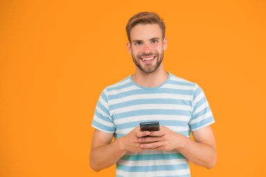 Habercilerin popülerliği. Kolay iletişim. Sosyal ağlar. Müşteri edinmek ve son derece ilgili, hedeflenmiş içeriği sunmak için eşsiz bir fırsat. İnternette sörf yapan adam. Çevrimiçi iletişim