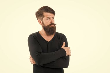Seksi maço adam. Moda görünümlü sakallı bir erkek. Vahşi hippi. Erkek modası ve güzellik. Güvenle dolu. Hipster günlük kıyafetler giyer. Yakışıklı adamın esmer saçları var. Uzun sakallı şık bir adam.