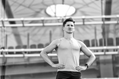 Zihin ve beden uyum içinde. Salondaki şık adam fotoğraf için poz veriyor. Sporcu daha güçlü bir vücuda doğru gidiyor. Sağlıklı alışkanlıklar. Sporcu antrenman için hazırlan. Motivasyonlu sporcu.