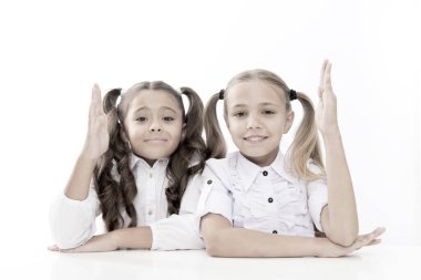 Okula dönelim. Beyazların üzerinde izole edilmiş elleri tutan sevimli okul çocukları. İlkokulda ders alan küçük liseli kızlar. Sevimli küçük kızlar okul zamanlarında eğleniyorlar.