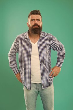 Sakal modaya uygun mu? Sakallı, mavi geçmişi olan vahşi bir hippi. Sıradan görünümlü sakallı adam. Büyüyen sakal. Sakallı berber. Berber dükkanı. Moda ve tarz