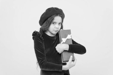 Açgözlü kız, başarılı bir alışveriş sonrası hediye kutusu alışverişi yapıyor.