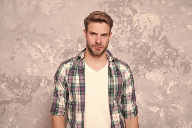 Yakışıklı adammış. Yakışıklı, soyut bir geçmişi var. Yakışıklı bir genç adam görünüşü. Sıradan bir tarz. Moda trendleri. Erkekler tımar ediliyor. Düzgün bir cilt bakımı. Berber dükkanı. Tıraşsız ama yakışıklı.