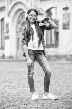 Tatille şehir sarmasını karıştır. Mutlu çocuk, panoyu açık havada tut. Kaykay yapmak. Kaykay gezisi. Özgürlük ve rahatlık. Tatil aktiviteleri. Yaz tatili