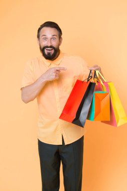 Gelmiş geçmiş en iyi kıyafet. Bıyıklı, vahşi, beyaz bir hippi. Alışveriş torbalı sakallı adam. İyi tatiller. Alışveriş merkezinde büyük indirim var. Alışveriş. Sakallı, olgun bir hippi. Başarılı alışveriş