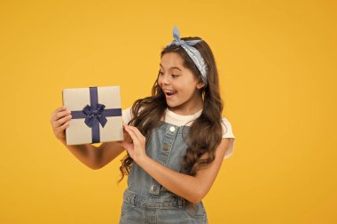 Flaş satış. Yaz retro çocuğu. Mutlu kız hediye kutusunu aldı. Ona sürpriz yapacağım. Mutlu yıllar sana. çocukluk mutluluğu. Boks günü konsepti. Çocuklar için alışveriş. Ödül ve ödül