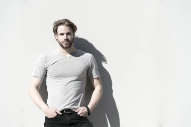 Güneşli bir günde sakallı ve sarı saçlı maço.