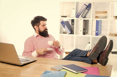 Yudumla, yudumla. İş adamı ofiste kahve içer. Kahve molası. Sıcak içecek. Kahvaltılık çay. Sabah içeceği. Basit bir zevk.