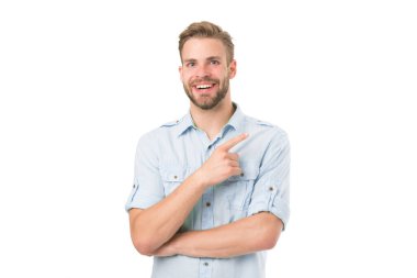 Çözüm bul. Tüylü, gülümseyen, beyaz arka planlı bir adam. Adam mutlu bir çözüm buldu. Başarıya ulaş. Sakallı adam çözümden memnun. İyi sonucu kutlayın. Tüm sorunlar için çözüm