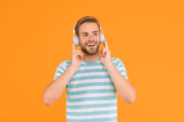 Favori melodileri dinlemek sadece sizi daha mutlu ve yaratıcı değil, aynı zamanda daha sağlıklı da yapar. Mükemmel bir fikir. Hippi müzik kulaklığı dinler. Kablosuz kulaklıklar. Enstrümantal müzik