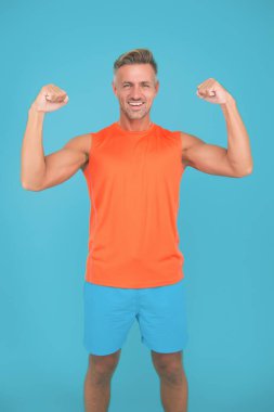 Egzersiz stresle savaşmak ve bağışıklık sistemini güçlendirmek için çok önemlidir. Yetişkin bir sporcu. Evde egzersiz yapmak için. Daha sağlıklı olmak için egzersiz yapıyorum. Sosyal uzaklık süresince fitness hedeflerinizi korumak