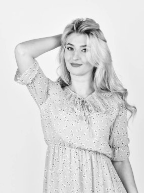 Saf güzellik. Uzun, parlak saçlı, sarışın bir manken. Güzellik Salonu. Güzel ve seksi bir kızın portresi. Sıradan tarzda şık bir kadın. Kıyafet mağazası modası. Kendine güvenini ve çekiciliğini. Moda saç kesimi