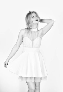 Modern kadın. Seksi bir kadının şık görünüşü. Mükemmel saç stiline sahip. Kadın güzelliği ve moda. Güzel gülümseme. Seksi sarışın pembe elbise giyiyor. Resmi parti için hazırım. Moda ve şık görünüyor.