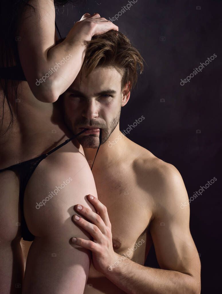 Un corpo perfetto. orgasmo. proteggiti. coppia sexy a letto. coppia  sensuale innamorata. passione e desiderio. uomo e donna giocare giochi  erotici. Fare sesso. rapporti sessuali. amanti corpo nudo - Foto Stock:  Foto