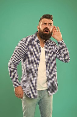 Bir daha söyle. Sakallı adam zor işitiyor. Sağırlık ya da işitme kaybı. Kulak ve işitme bakımı. Duyma bozukluğu. Özel ajan ya da casus. Casusluk ve gizlice dinleme