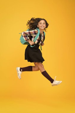 Gelecek öğretim yılına gir. Günlük okul hayatı. Okumak için ilham aldım. Gençlik modası. Okul kızı, sevimli sırt çantalı modern kıyafetler. Sırt çantalı aksesuar. Neşeli kız sırt çantası taşıyor.